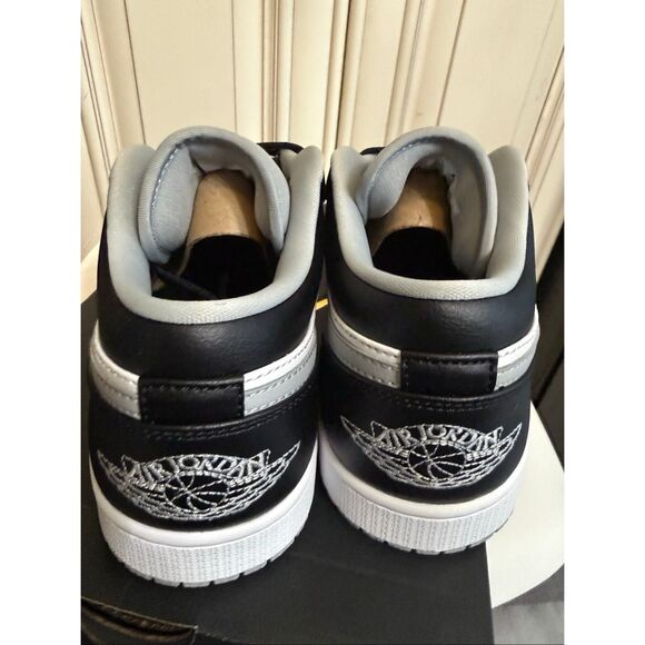 Nike Men's Air Jordan 1 Low Lace-up Sneakers Light Smoke Grey Size 8.5 NWOT - Picture 2 of 15